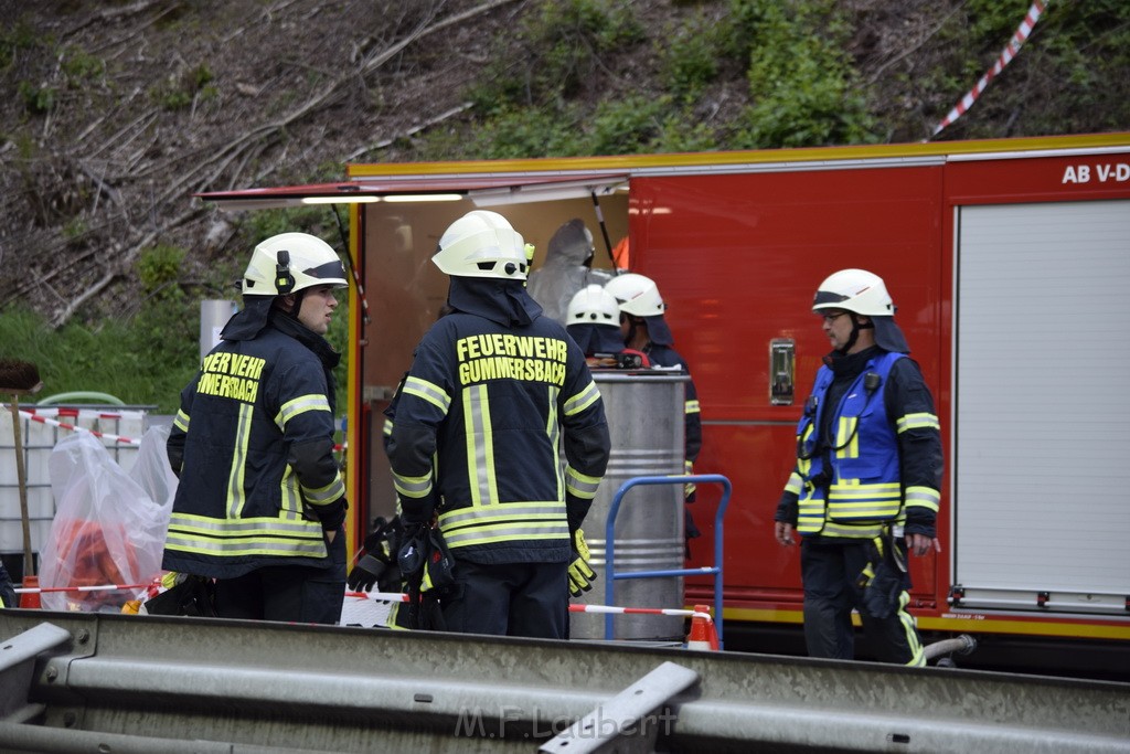 VU Gefahrgut LKW umgestuerzt A 4 Rich Koeln Hoehe AS Gummersbach P185.JPG - Miklos Laubert